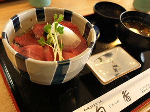 ノーブルな逸品、横須賀のマグロ丼