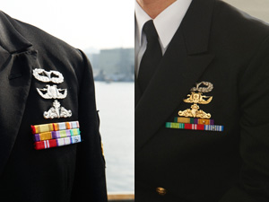 写真左は燻し銀のシルバー、川島３等海曹。写真右は煌きのゴールド、飴谷１等海尉の胸元です